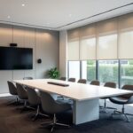 découvrez comment optimiser l’acoustique de votre pièce pour des visioconférences claires et efficaces, en réduisant les échos et les bruits environnants.