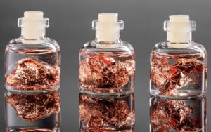 Flacons de parfum Amouage disposés sur une coiffeuse élégante.